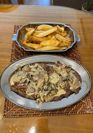 Una foto de Entrecot con salsa de puerros y champiñones