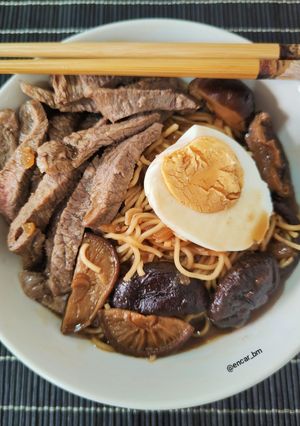 Una foto de Ramen de ternera