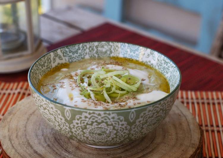 Crema de puerros y calabacín con kéfir