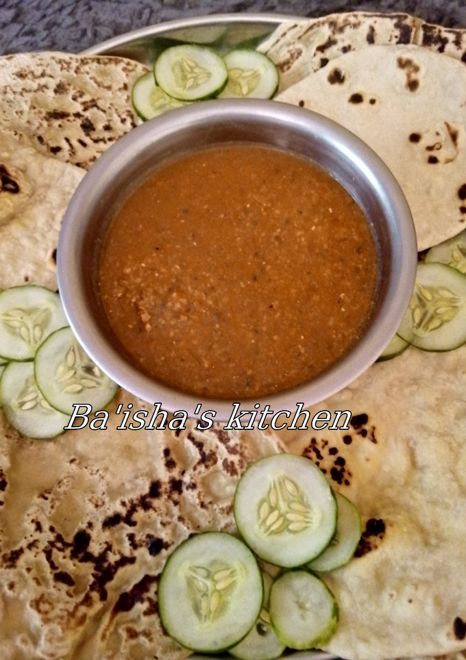 A picture of Roti serve with curry soup.