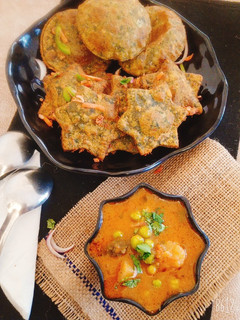 बथुआ पूरी(bathua poori recipe in hindi) रेसिपी मुख्य फोटो
