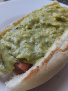 Una foto de Perrito caliente🌭con aguacate🥑🧀y salsa tártara🥯