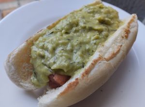 Una foto de Perrito caliente🌭con aguacate🥑🧀y salsa tártara🥯