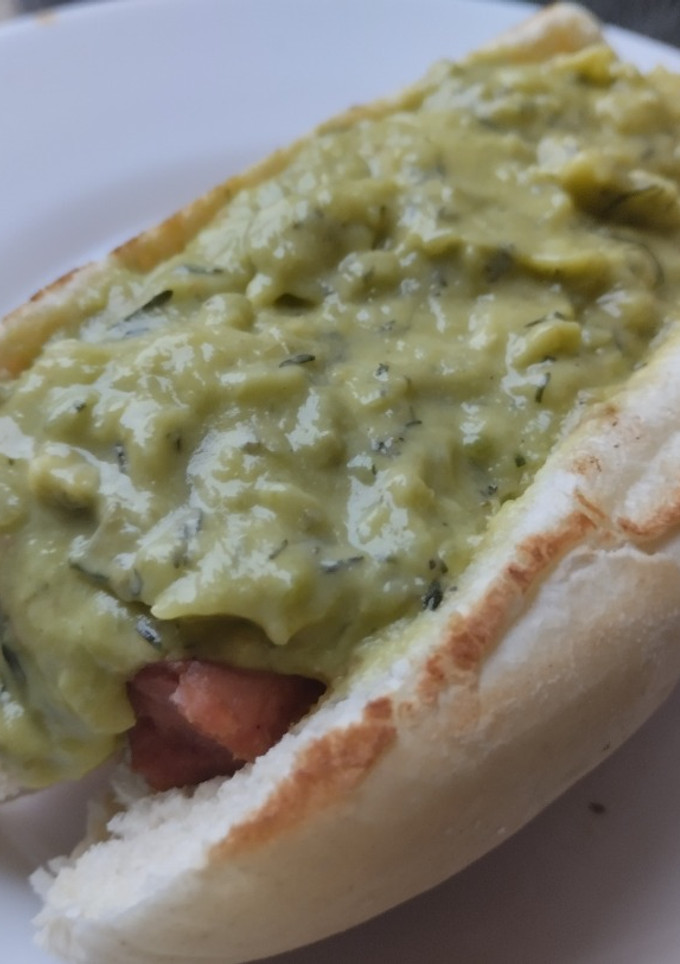 Una foto de Perrito caliente🌭con aguacate🥑🧀y salsa tártara🥯