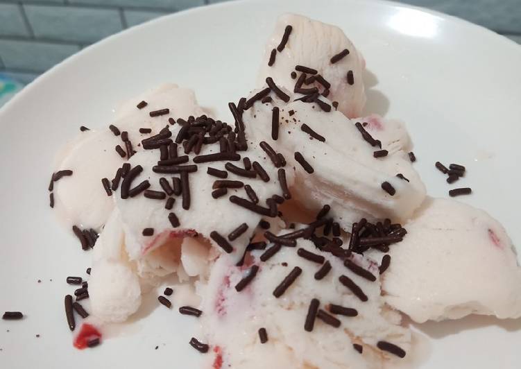 Cara Gampang Membuat Es Krim Yogurt Strawberry yang Bikin Ngiler