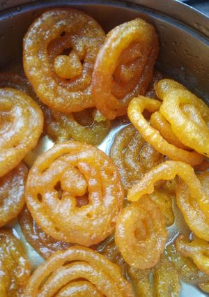 A picture of Jalebi made with Rawa.