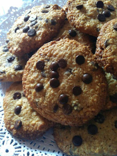 Una foto de Galletas de avena con nueces y chips de chocolate