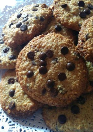 Una foto de Galletas de avena con nueces y chips de chocolate