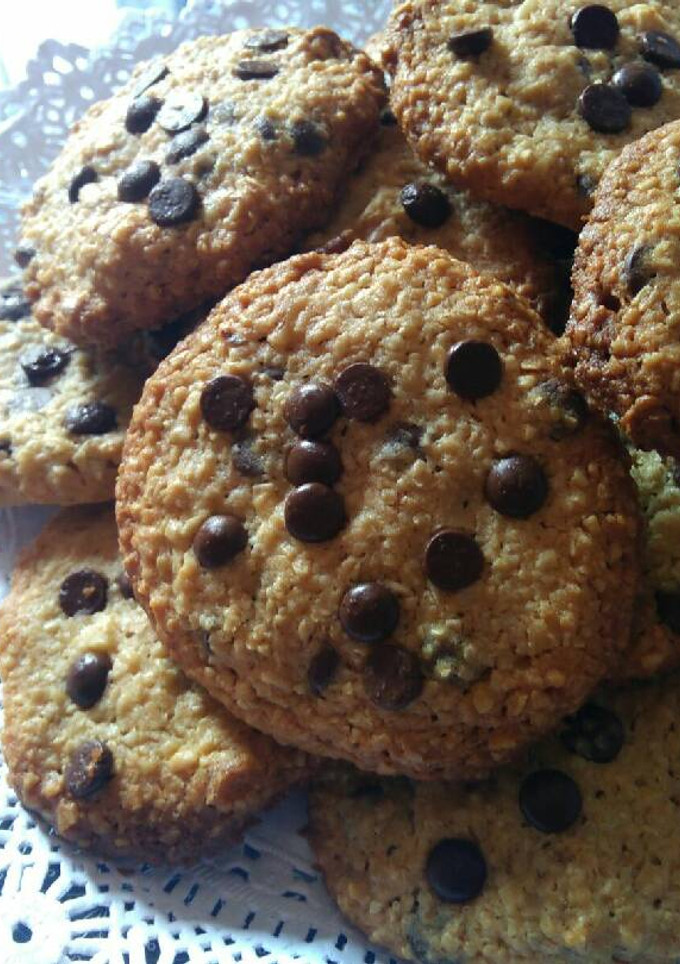 Una foto de Galletas de avena con nueces y chips de chocolate