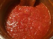 Una foto de salsa de albahaca fresca