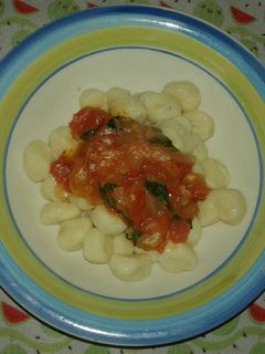 Una foto de Salsa de tomates frescos y albahaca con pasta