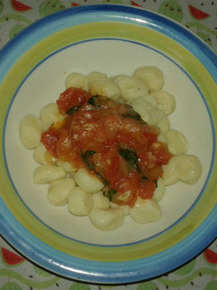 Una foto de Salsa de tomates frescos y albahaca con pasta