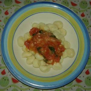 Salsa de tomates frescos y albahaca con pasta