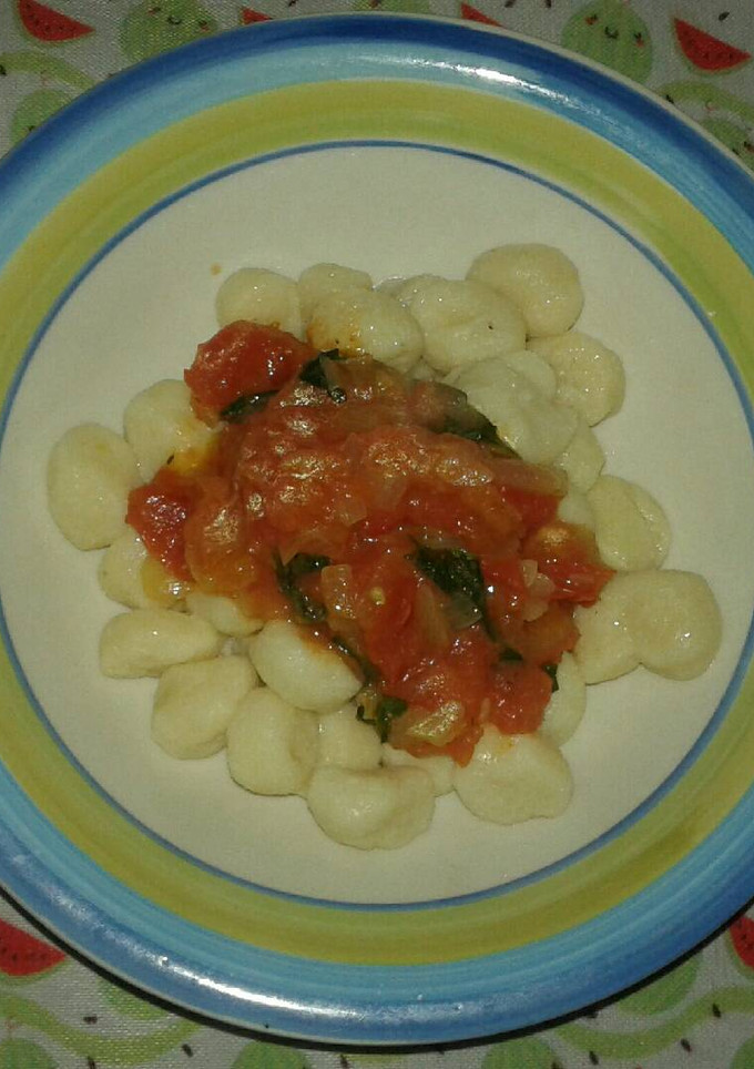 Una foto de Salsa de tomates frescos y albahaca con pasta