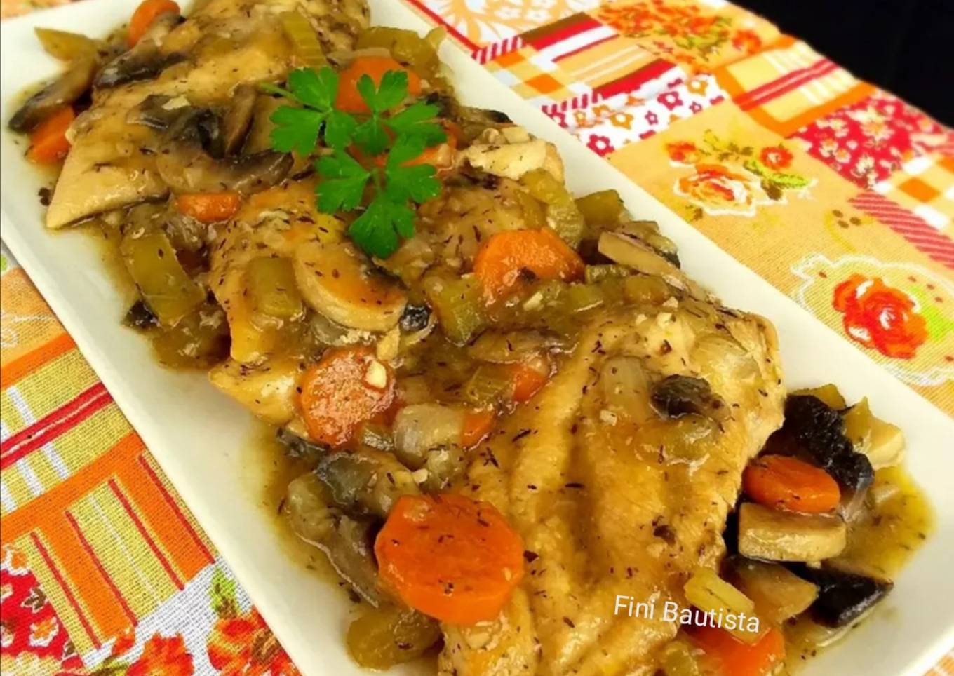 Pechugas de pollo en salsa de apio, zanahoria y champiñones