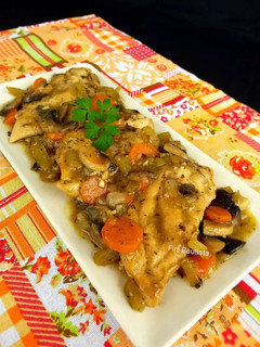 Una foto de Pechugas de pollo en salsa de apio, zanahoria y champiñones