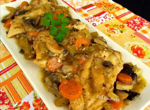 Foto principal de Pechugas de pollo en salsa de apio, zanahoria y champiñones