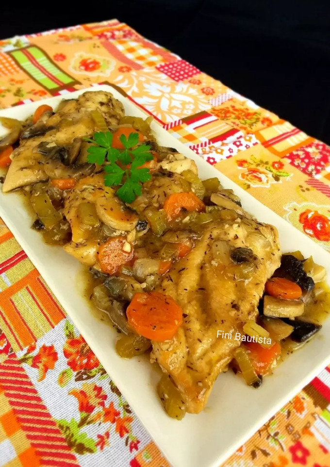 Una foto de Pechugas de pollo en salsa de apio, zanahoria y champiñones