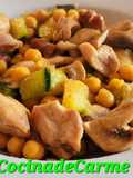 Salteado de pollo con calabacín, garbanzos y champiñones
