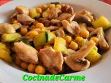 Salteado de pollo con calabacín, garbanzos y champiñones