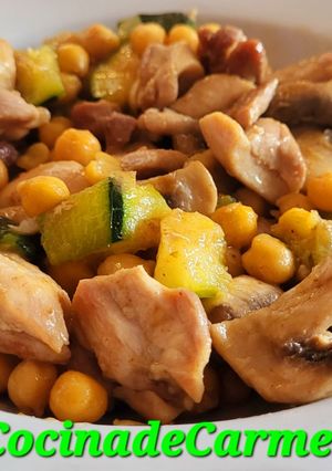 Una foto de Salteado de pollo con calabacín, garbanzos y champiñones