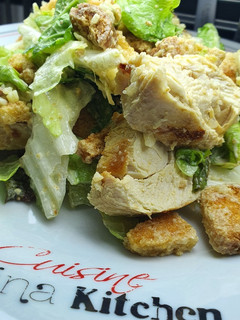 Una foto de Ensalada César con pollo, versión moderna
