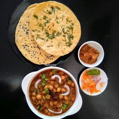 A picture of Chole Kulcha.