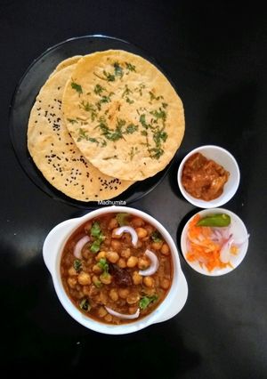A picture of Chole Kulcha.