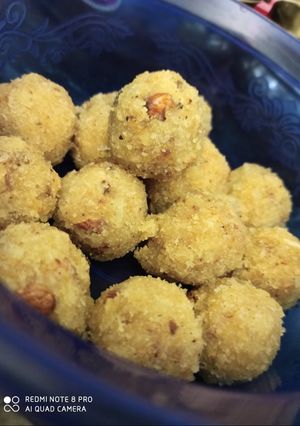 कोकोनट लड्डू (Coconut Laddu recipe in Hindi) रेसिपी मुख्य फोटो