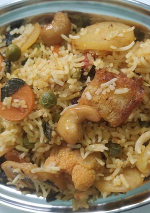 ராஜஸ்தானி ஸ்டைல் வெஜிடபிள் பிரியாணி (Veg Biryani Recipe in Tamil) செய்முறை முக்கிய புகைப்படம்