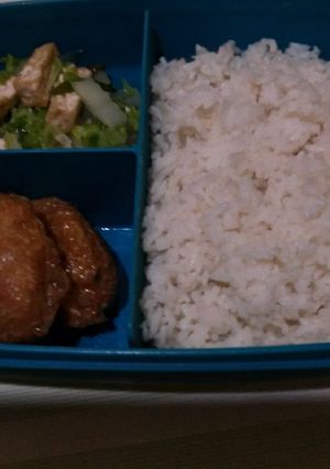 Foto resep Menu bekal tadi pagi nasi putih, tumis sawi, perkedel sosis