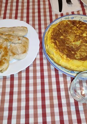 Una foto de Tortilla de patatas con filetes pechugas asadas