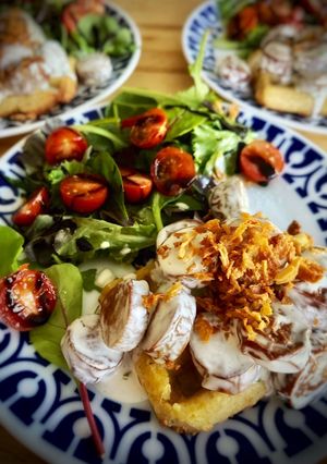 Una foto de Gofres salados con bratwurst en salsa ranchera casera