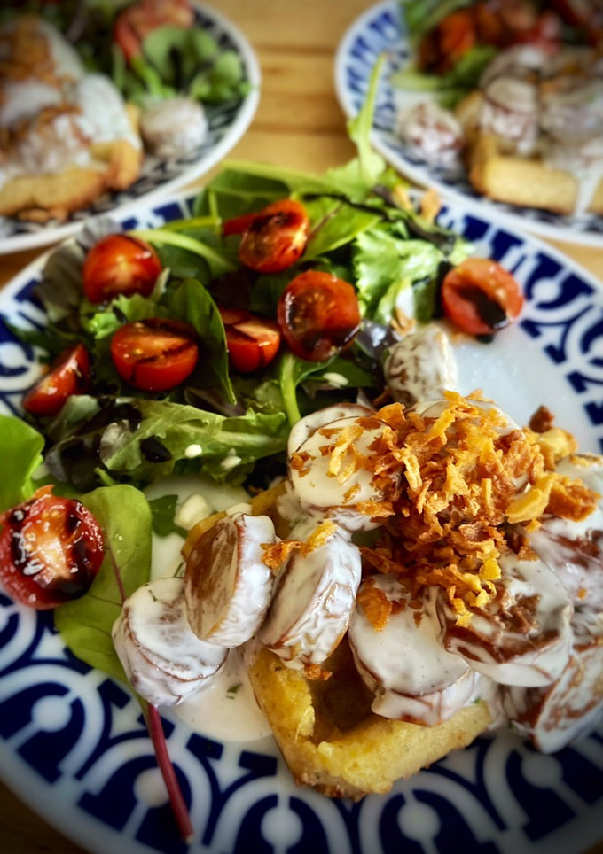 Una foto de Gofres salados con bratwurst en salsa ranchera casera