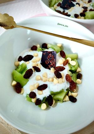 Una foto de Postre de kiwi con yogur de cereales