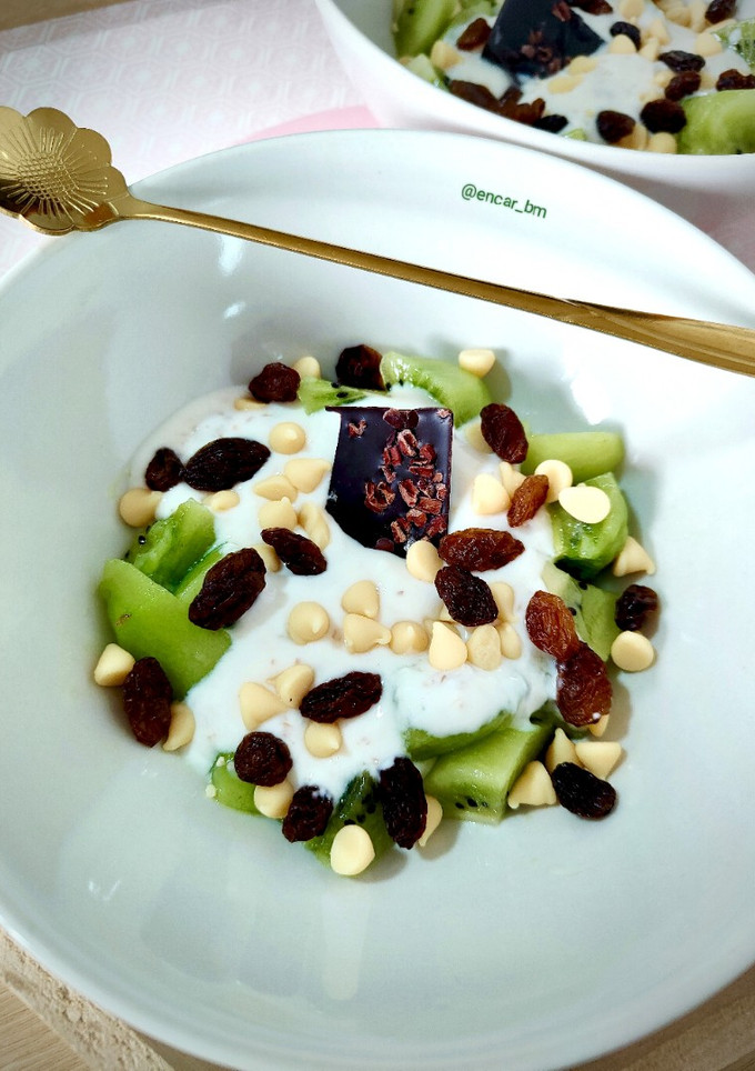Una foto de Postre de kiwi con yogur de cereales