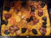 Una foto de paella con carne