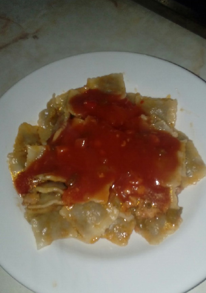 Una foto de Ravioles de jamón y queso con salsa