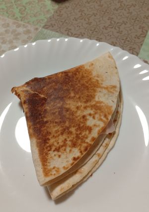 Una foto de Quesadilla de Pavo con Queso y Aguacate