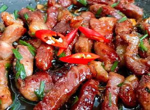 Hình của món Thịt Heo Rang Cháy Cạnh.