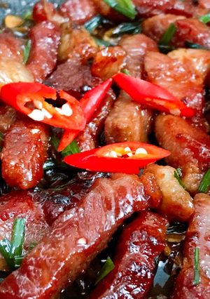 Hình của món Thịt Heo Rang Cháy Cạnh.