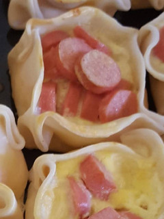 Una foto de Canastitas de salchichas y queso
