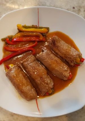 Foto principal de Rollitos de ternera con pimientos en salsa de vino blanco