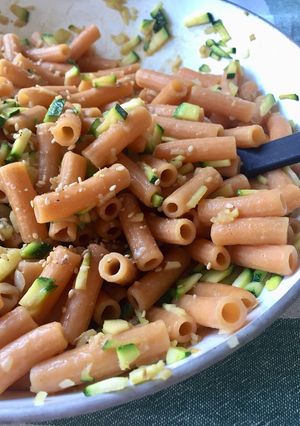 Foto di Pasta di lenticchie rosse con zucchina e zenzero