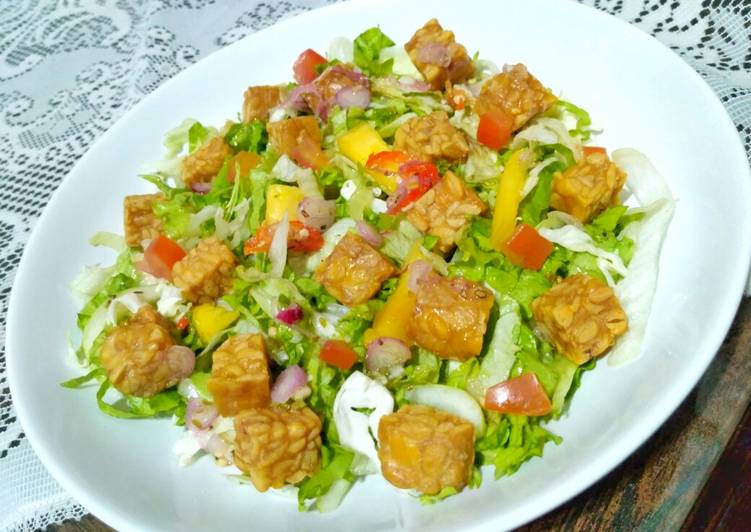 Cara Mudah Menyiapkan Tempe Salad with Simple Vinaigrette Dressing Bikin Manjain Lidah