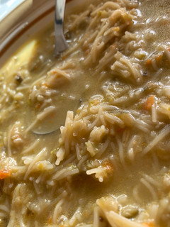 Una foto de Fideos de verduras con caldo de pollo
