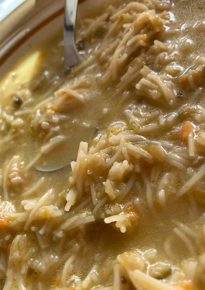 Una foto de Fideos de verduras con caldo de pollo