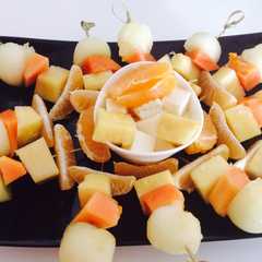 Una foto de Brochetas de fruta con queso