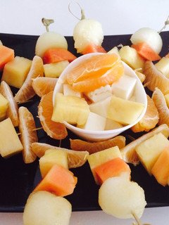 Una foto de Brochetas de fruta con queso