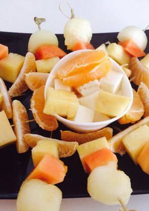 Una foto de Brochetas de fruta con queso